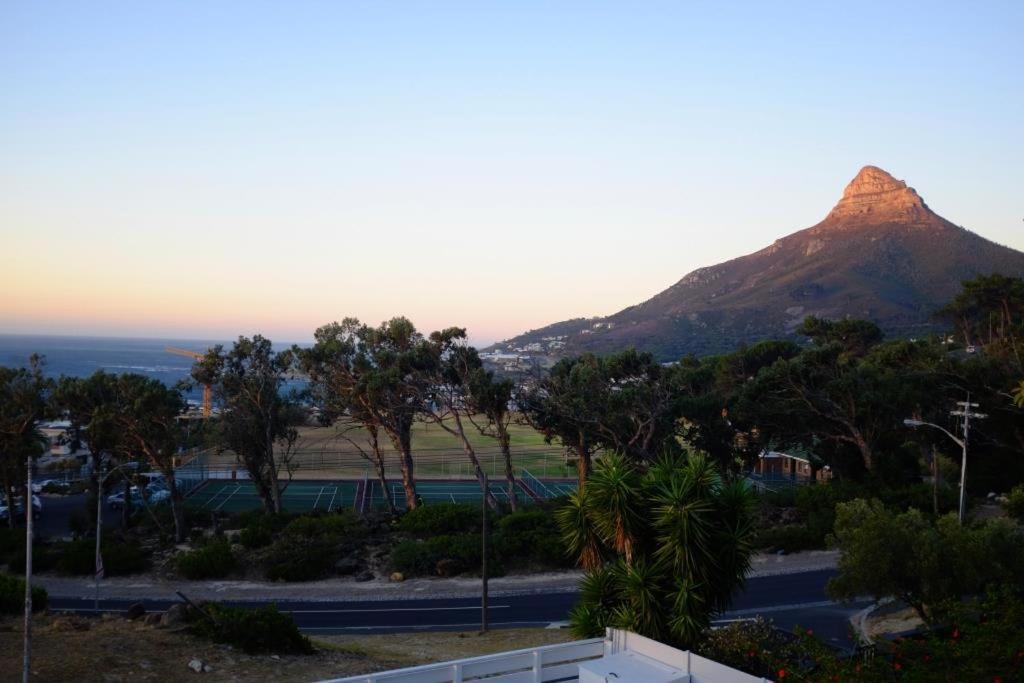 Apartamento Camps Bay Loft With Stunning Mountain And Ocean Views Ciudad del Cabo Exterior foto